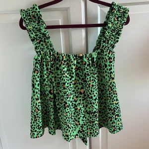 Unik topp med rosett i ryggen - Köpt på H&M för nått år sedan. Väldigt fint skick. 