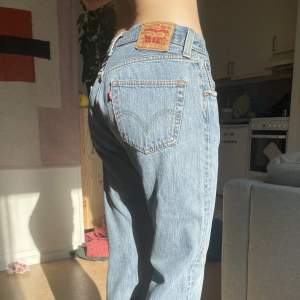 Läs bio!✿ Asfeta halvbaggy jeans i 501 modell med raka ben, passar S-M beroende på hur man vill att de ska sitta, innerbenslängd ca 75cm, midjemått ca 35cm i diameter