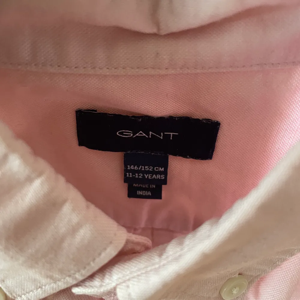 Säljer min gamla rosa gant skjorta. Skjortan är i storleken 146/152 cm och är i mycket fint skick utan slit eller nån fläck. Skjortan säljes för 150kr.. Skjortor.