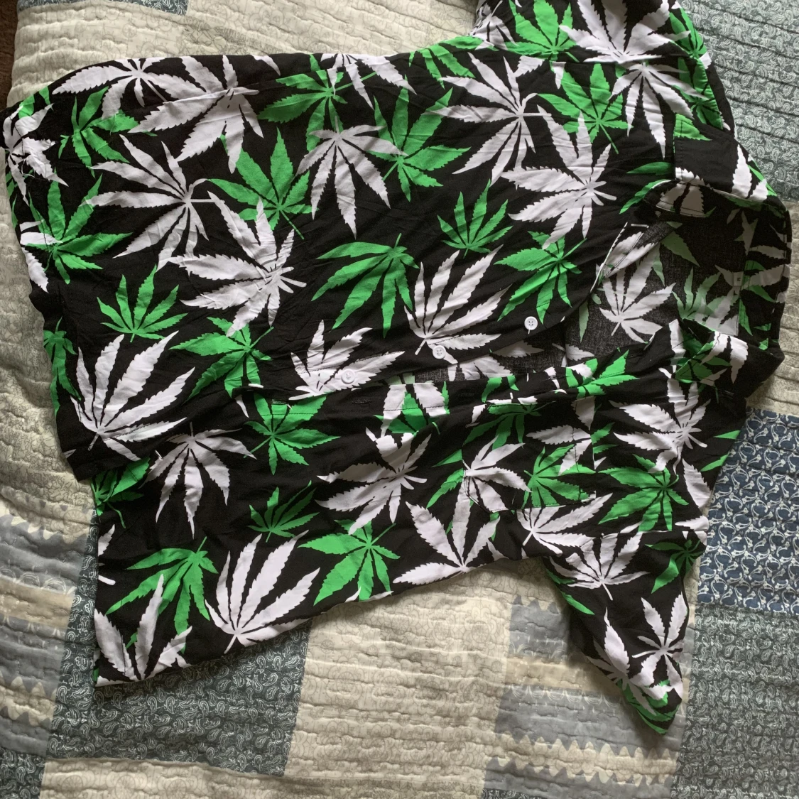 Skjorta med weedlövsmotiv - 90