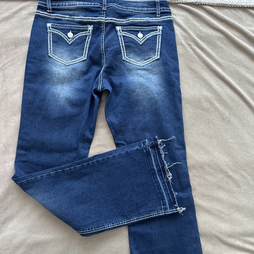 Blåa snygga jeans!! Bomb. Har använt de typ 3-4 ggr så de ser ganska nya ut. 💃🏻. Jeans & Byxor.