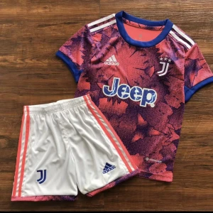 Juventus T-shirt  - Jag säljer ett par nya Juventus T-shirts tillsammans med shorts för endast 559 kr. Leveransen tar ungefär 2 veckor. Eller så kan vi mötas upp i Västerås. Finns i alla storlekar. 