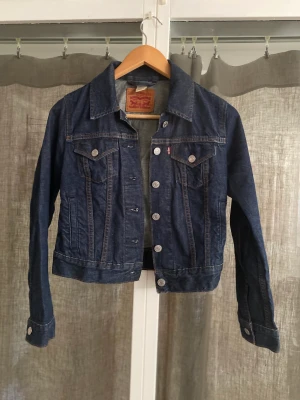 Superfin jeansjacka!🔥 - Superfin jeansjacka som jag tyvärr behöver sälja då den är för liten. Har använts i några fåtal år men fortfarande i superfint skick!💓skriv för fler frågor!🔥