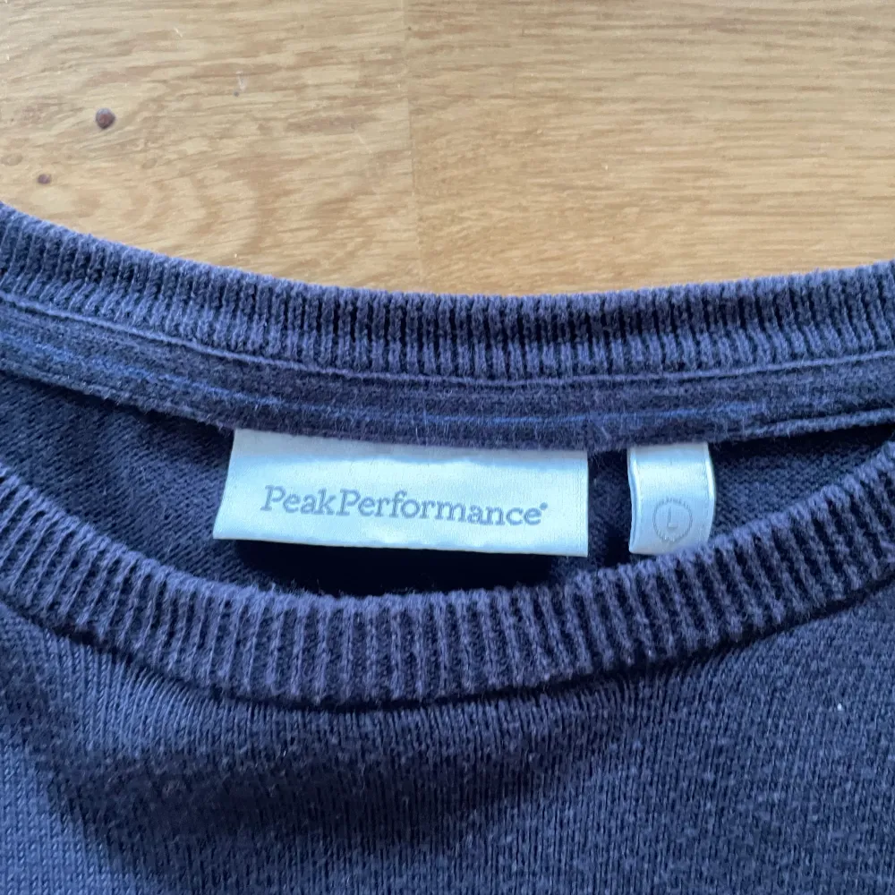 Mörkblå peak performance tröja som är märkt med storlek large men är mellan Medium och large. Skick 6-7/10. Tröjor & Koftor.