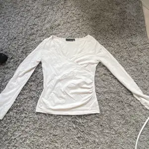 Säljer denna vita fina tröjan eftersom den inte kommer till användning, strl S