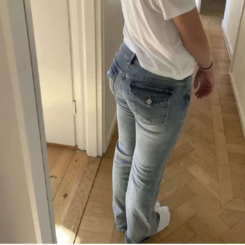 Säljer min fina onanvända jeans från H&m som är slutsålda. Skriv om ni vill ha fler bilder på jeansen. Tredjebilden är en annan färg men visar hur de ser ut bak. . Jeans & Byxor.