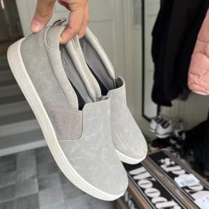 Jättefina gråa slip on skor i storlek 38 från skopunkten. Använda ett fåtal gånger. 100kr + frakt 