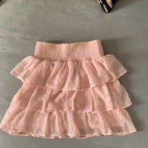 Säljer min fina rosa kjol från Lindex, den är från barnavdelningen men skulle säga att den är i storlek Xs