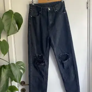 Svarta Jeans ifrån Shein i storlek xs. Skriv privat om bilder önskas på🖤 Köparen står för frakten.