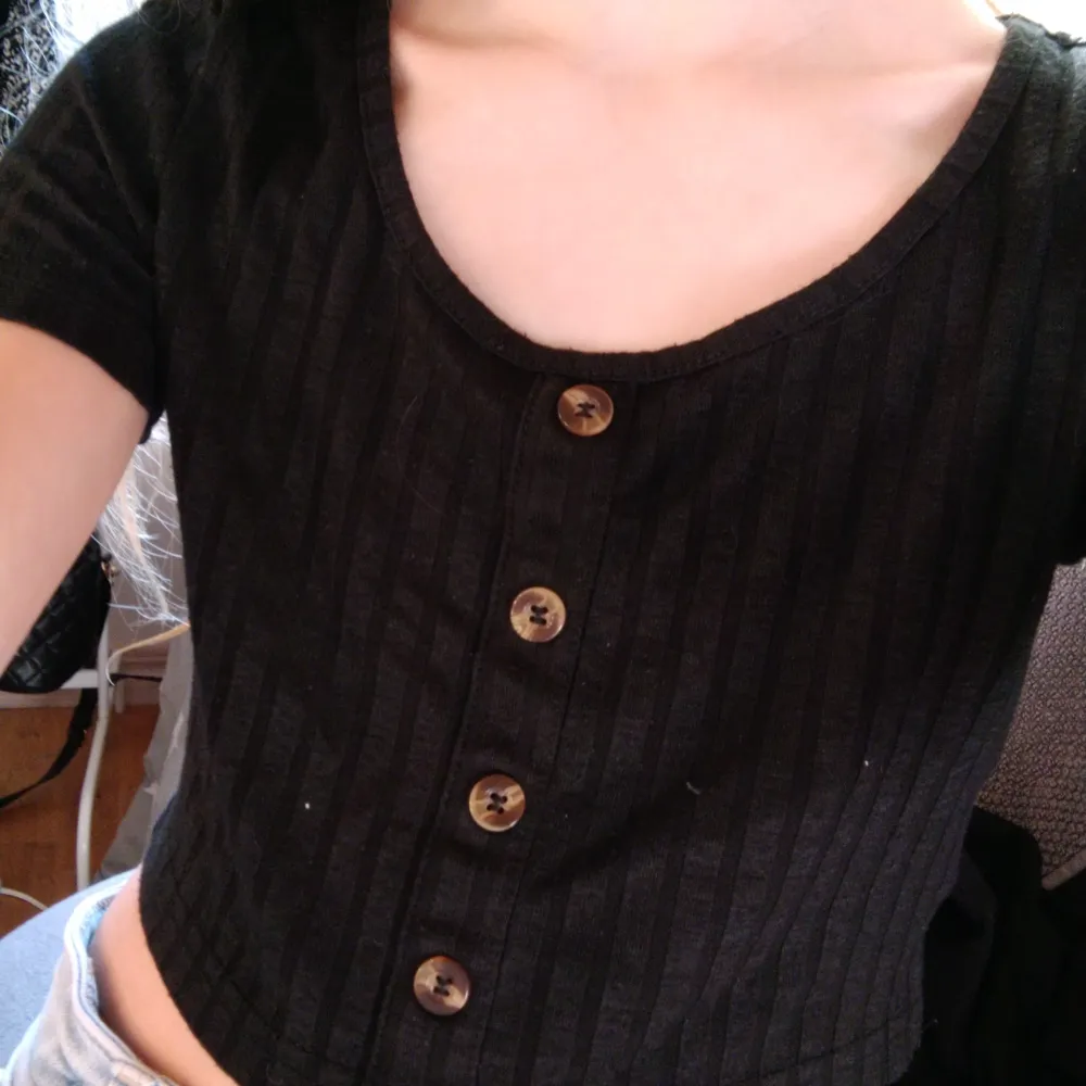 En svart tröja som är jätte fin jag har använt den ett par ggr men den har blivit lite för liten . T-shirts.