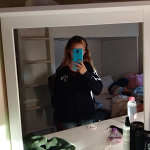 Hoodie - Fin hoodie har inte använts för den är för stor men den har jätte bra skick 