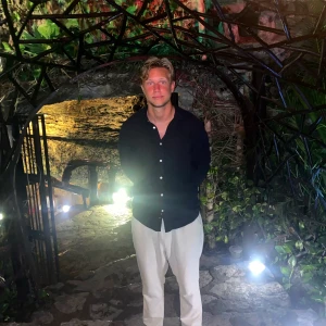 Linnebyxor zara beige - Linnebyxor från zara i färgen Beige. Storlek XL men funkar för medium och large också. 182cm och vägde 80kg på bilderna där dem passar bra