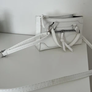 Vit väska  - Använd få gånger. Bra skick.  Vid köp av flera plagg får man rabatter 