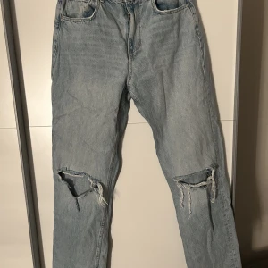Jeans - Blåa jeans med hål på knäna från Gina tricot, fint skick!! 