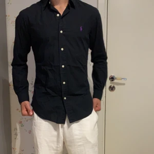 Polo skjorta - Jättefin poloskjorta och populär till sommaren.