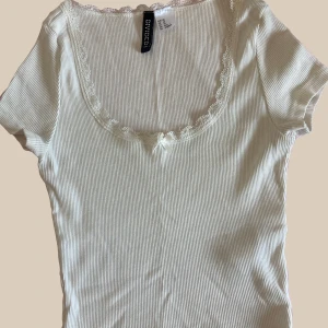 Fin top<3 - en vit top som jag söker att sälja!