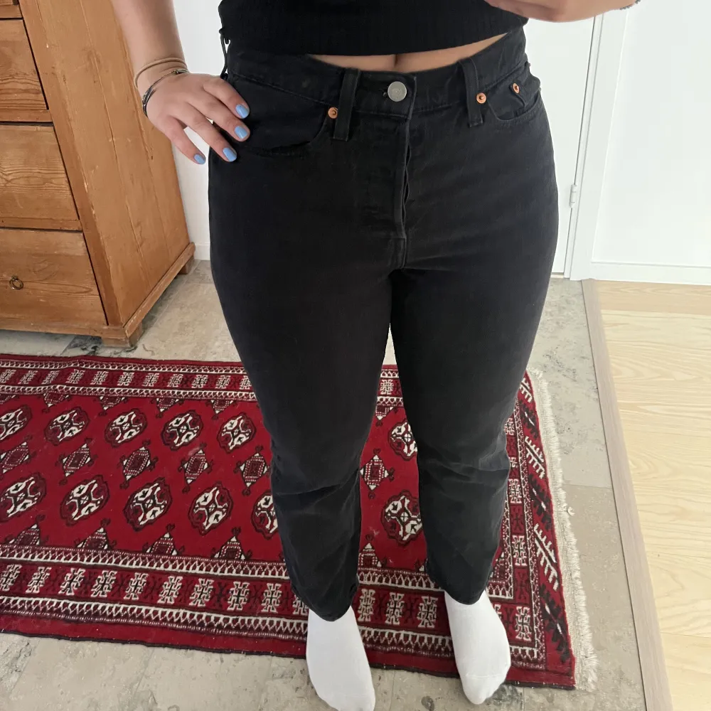 Svarta jeans från Levis! Rak modell och skön passform✨ bra skick! . Jeans & Byxor.