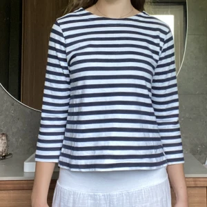 Randig tröja  - Säljer då den inte kommer till användning. Super snygg randig tröja ifrån Bondelid 🤍💙 