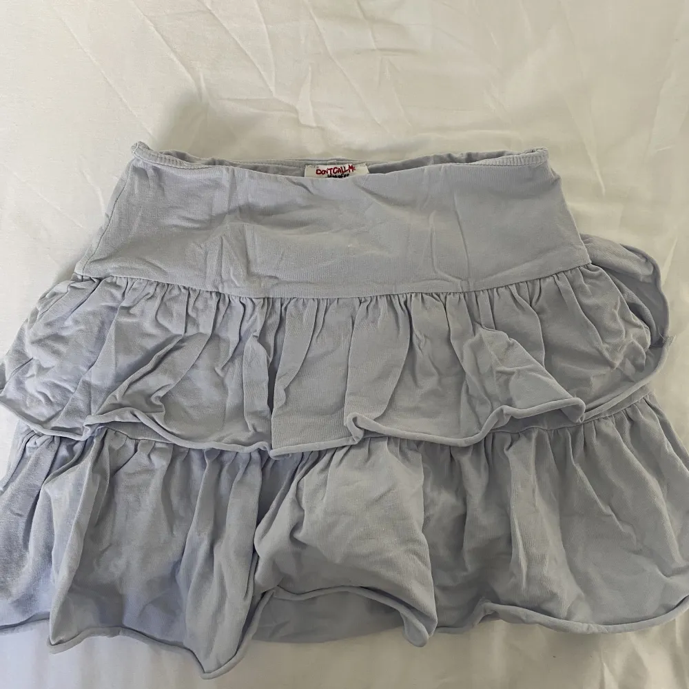 Volangkjol med insydda shorts som jag köpt i Frankrike förra året men som inte kommit till användning! Skriv privat för frågor. Kjolar.