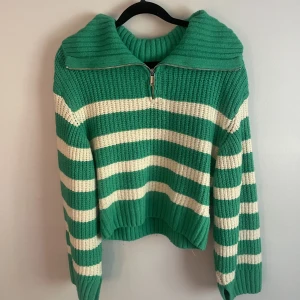 Grön stickad tröja - En tröja som jag köpt på gina för några månader sedan, den är använd ca 7 gånger kanske men inte mer då grön inte riktigt är min färg och jag tröttnade på den. Den är i ett fint och bra material, den har en liten slits i ärmarna också. Ord pris: 400kr