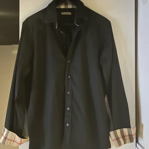 Burberry skjorta - Snygg burberry skjorta i storlek M. Superfint skick och helt felfri. Vid andra frågor eller funderingar är det bara att höra av sig. Mvh! 