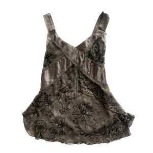 Snygg topp - Jättesnygg top med många detaljer. Köpt secondhand. Skulle säga att den passar M. 