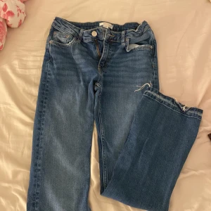 gina tricot jeans - lågmidjade jeans från gina tricot från barnavdelningen i strl 152. säljer på grund av att de har blivit små och tajta. Använda ett par gånger.