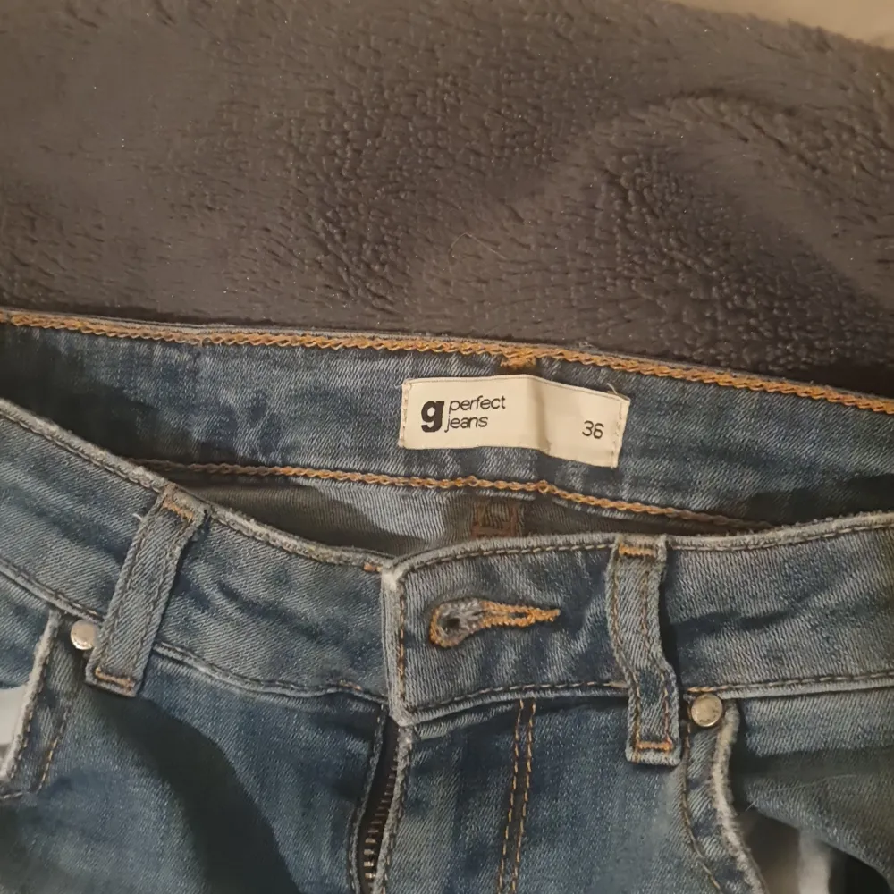 💕Ett par ljusblåa skinny Gina jeans, använda ett par gånger o har blivit lagade lite grann i ena bakfickan men synns knappast, dom är ganska korta på mig (ja e 170) men dom borde passa folk som e 160-167 bättre💕. Jeans & Byxor.