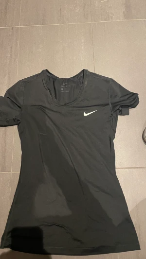 Nike träningstopp  - Helt ny träningstopp från Nike som knappt är använd . Säljer då den inte satt som jag ville. Nästan nät material på ryggen. En liten defekt där nere som inte märks men kan skicka bild om man vill. Hör av er vid intresse💕