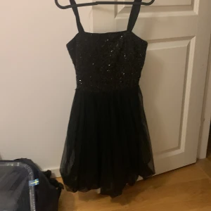 Svart barn klänning i st 158-164 - I nyskick 