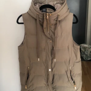 Väst  - Säljer min fina väst ifrån zara inför sommar rensningen. Strlk S
