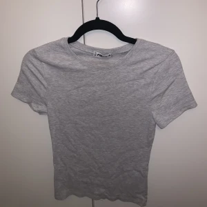 T-shirt grå - Grå tshirt 
