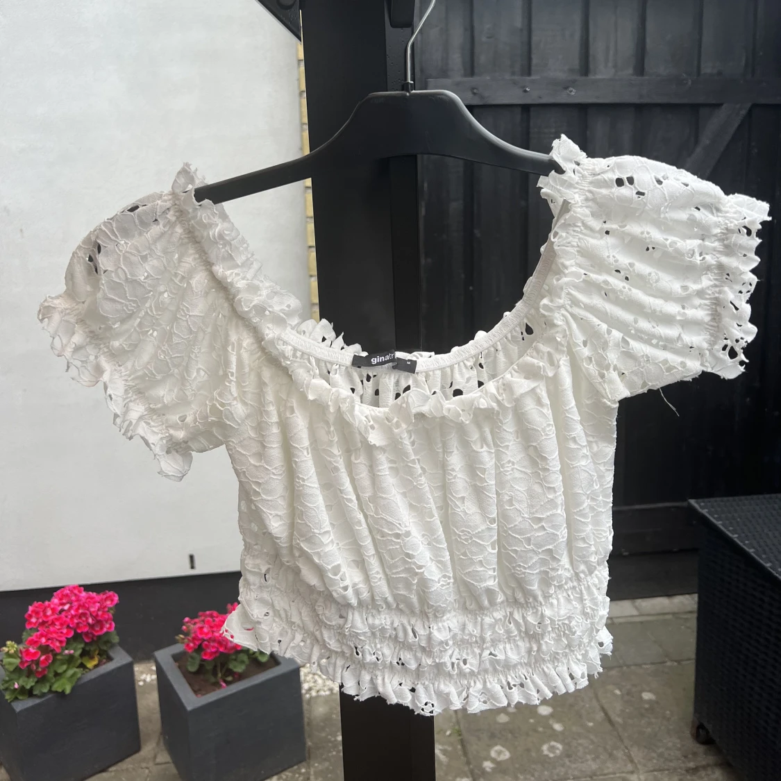 Topp i vitt, spets med blommor från Gina Tricot