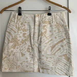 Mini Kjol - Vit och beige minikjol ifrån Urban outfitters. Ett unik mönster över hela kjolen.   Bra skick! 