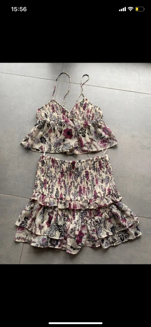 ZARA BLOMMIGT SET - Säljer detta populära och eftertraktade set från zara 💖💖 i mycket gott skick. Är bortrest just nu och kan skicka fler bilder när jag kommit hem 💞💞 storlek S