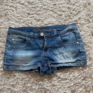 Shorts  -  säljer dessa fina lågmidjade  shorts från Kappahl. Säljer de pga för stor i midjan 
