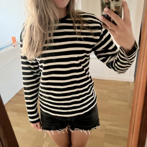 Randig tröja - Svart- och vitrandig tröja i lite tjockare material🤍