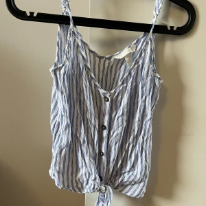 Blårandigt linne  - Blårandigt linne i linetyg liknade. ”Ställbara” axelband. Använt fåtal gånger, fint skick