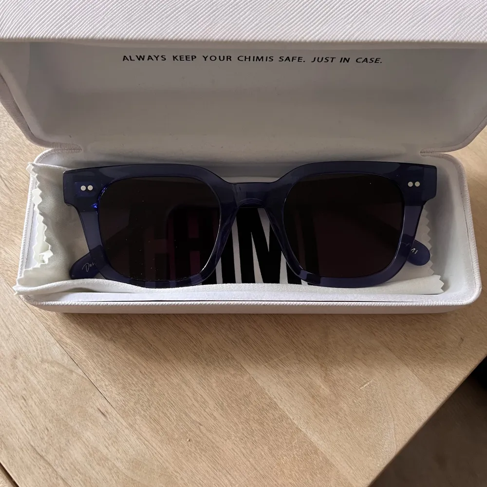 Säljer dessa chimi solglasögon i världens härligaste blåa färg. På chimis hemsida så heter färgen Acai! Glasögonen är i modellen 04 och har vanliga mörka glas. Knappt andvända och inga synliga repor finns! . Accessoarer.