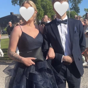 Balklänning  - Säljar min balklänning, använt den en kväll, inga märken är det på den. Skriv för mer bilder!