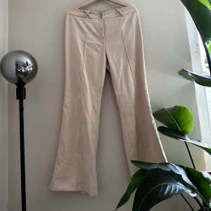 Flared byxor - Flared byxor i mysigt material med lite suade känsla. Står ingen storlek men skulle gissa på medium eller lite större. Kanske en 32a i midja