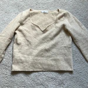 Beige tjocktröja - Säljer min fina v/u ringade tjocktröja. Tröjan är i fint skicka och nästan aldrig använd. Kontakta för fler bilder!