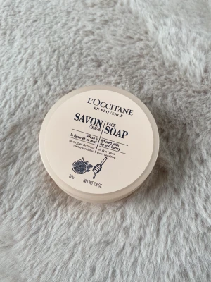 Loccitante rengöring  - Face soap som är helt oanvänd! Nypris: 195kr. Funkar bra som sminkborttagning eller bara vanlig rengöring för ansiktet 🌞