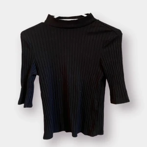 Svart basic tröja - Lite dammig och behöver strykas samt tvättas men annars i superbra skick! Halvärmad i storlek S.