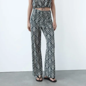 mönstrade byxor - helt nya tunna och svala byxor från zara perfekta nu till sommaren 🫶mörkblåa/svarta med vitt mönster. de är högmidjade i modellen men går utmärkt att bära som lågmidjat också. i nyskick. pris kan diskuteras.