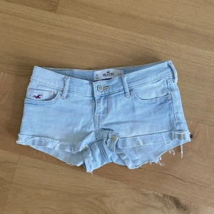 Hollister shorts - 🛑OBS JAG GÖR OLIKA ANONSER FÖR ALLA SHORTS NU🛑Hollister shorts som är perfekt till sommaren. Det är ganska kort. Inga skado. Jag säljer alla men du kan välja vilken/ vilka du vill ha. Så de kostar 100 per styck