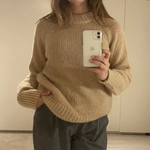 Stickad tröja - Mysig stickad tröja som tyvärr aldrig har kommit till användning Storlek: S/M Kan frakta (skriv gärna om frågor eller fler bilder) 💞
