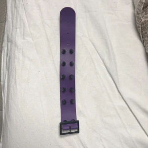 Lila nitarmband - Lila nitarmband köpt på punktshop. Andvänts väldigt sparsamt och är i väldigt fint skick.