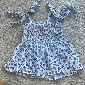 Topp - Supergullig sommartorp perfekt nu till sommaren!💘💐😻Helt oanvänd, inga skador eller fläckar!❤️