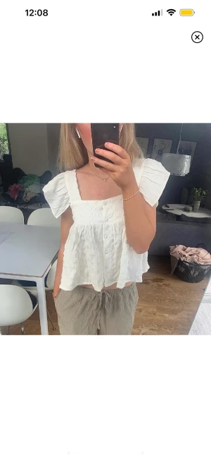 Vit topp/blus  - Vit topp/blus ❤️ superfin nu till sommaren !! Nästan aldrig använd,  som ny